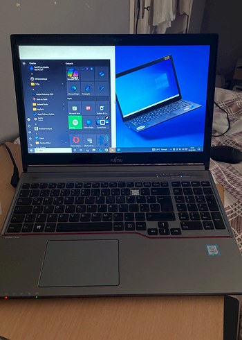 Gri Fujitsu Dizüstü Bilgisayar
