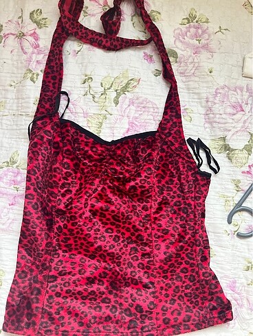 Leoparlı kırmızı bluz
