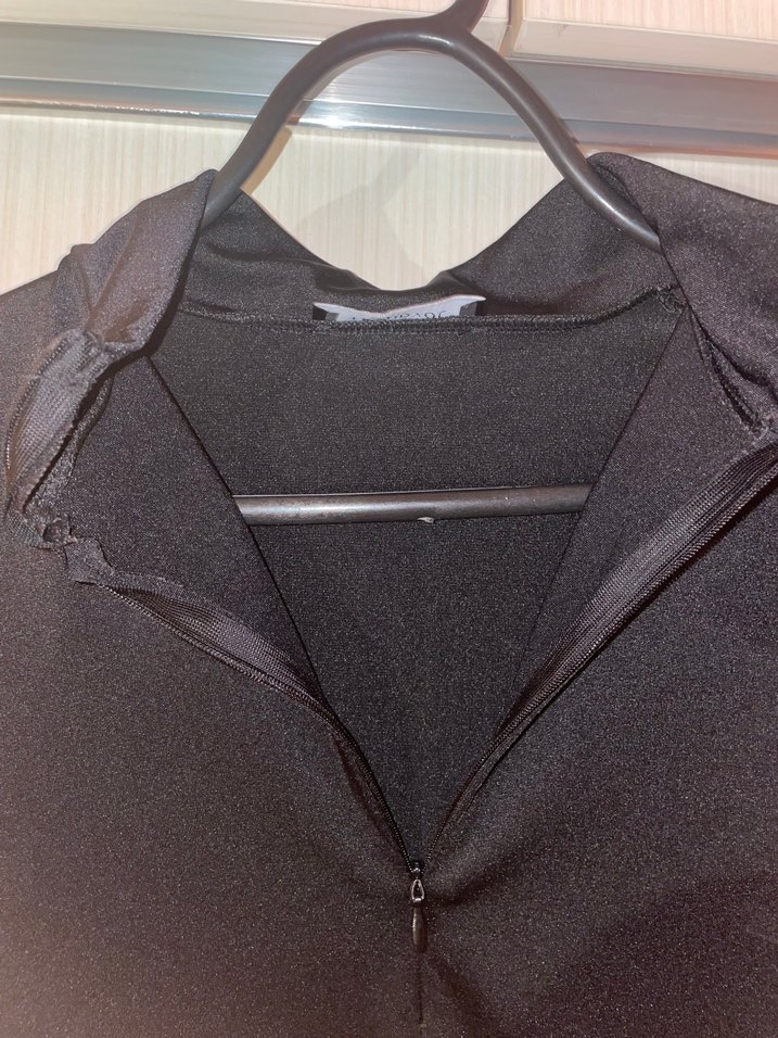 Fermuarlı V Yaka Siyah Kısa Kollu Bluz - Görsel 3