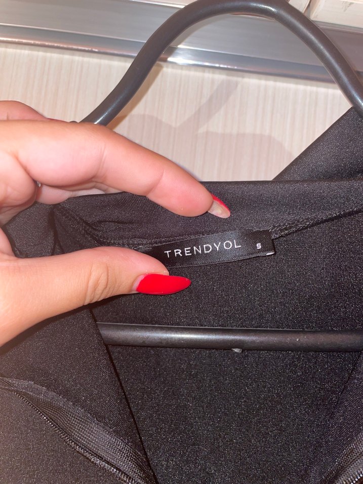 Fermuarlı V Yaka Siyah Kısa Kollu Bluz - Görsel 2