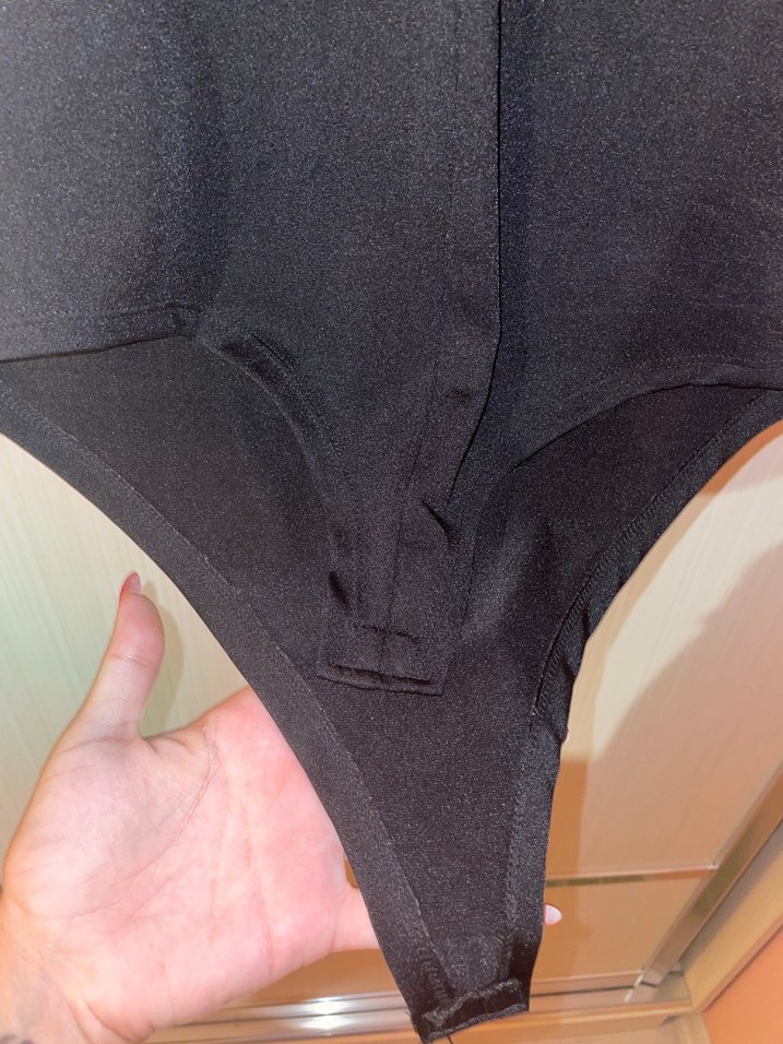 Fermuarlı V Yaka Siyah Kısa Kollu Bluz - Görsel 4