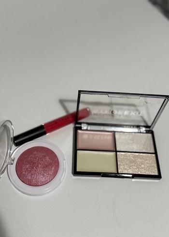 Beden FLAWLESS Kırmızı Allık ve Aydınlatıcı Paleti