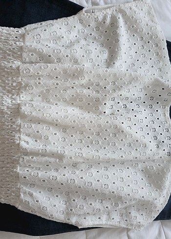 Düğmeli Beyaz Nakışlı V Yaka Kısa Bluz - Görsel 5