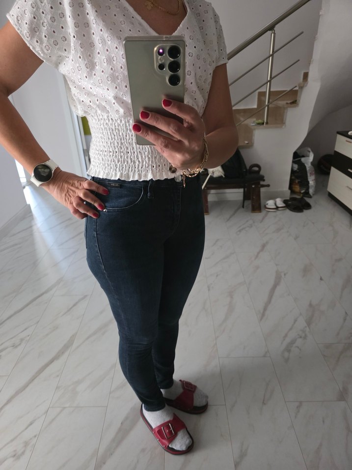 Düğmeli Beyaz Nakışlı V Yaka Kısa Bluz - Görsel 3