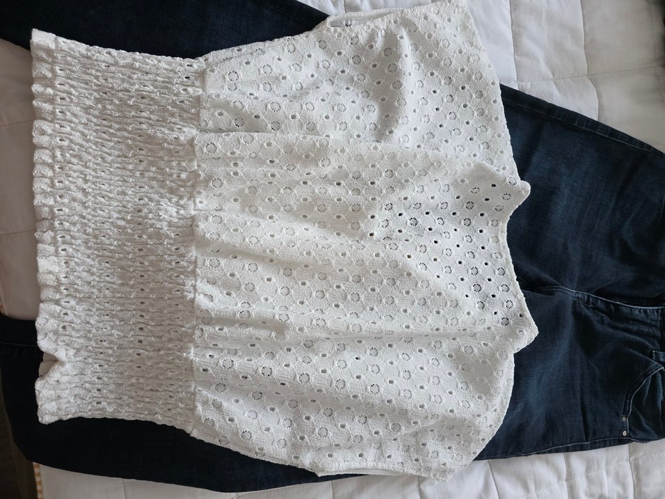 Düğmeli Beyaz Nakışlı V Yaka Kısa Bluz - Görsel 5