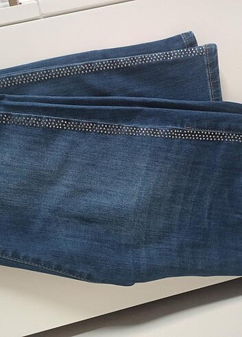 Kenarı taşlı kot pantolon