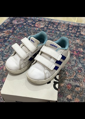 25 Beden Erkek Çocuk Beyaz Adidas Spor Ayakkabı