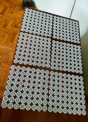 Oda takımı dantel değildir.