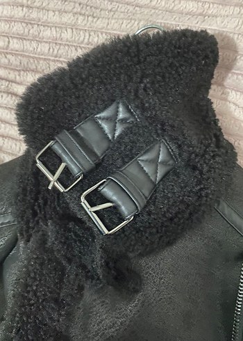 Stradivarius Siyah Kürklü Kadın Deri Biker Ceket - Görsel 4