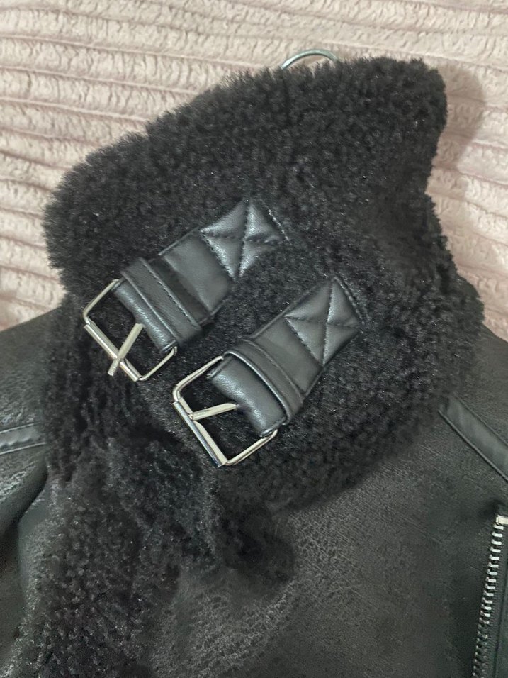 Stradivarius Siyah Kürklü Kadın Deri Biker Ceket - Görsel 4