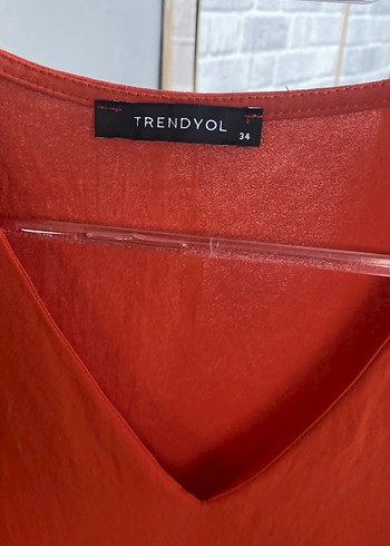 Trendyol & Milla Kırmızı V Yaka Volanlı Midi Elbise