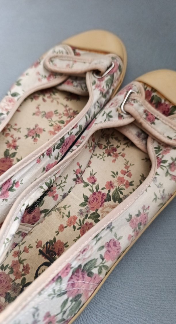 Bej Çiçekli Tokalı Kadın/ Çocuk Babet - Görsel 2