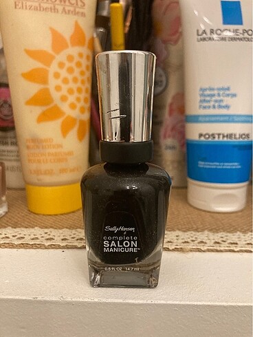 Sally Hansen siyah oje