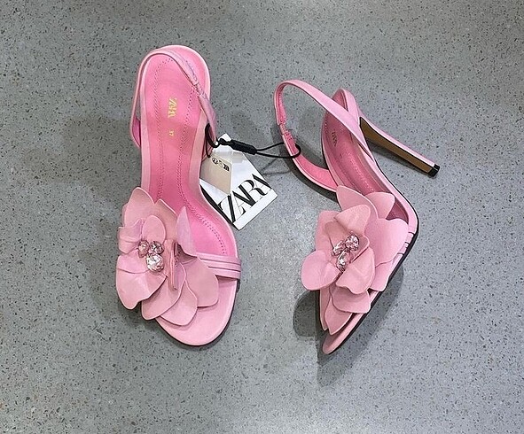 Zara çiçekli sandalet