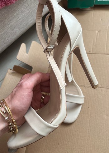Beyaz topuklu ayakkabı - Görsel 2