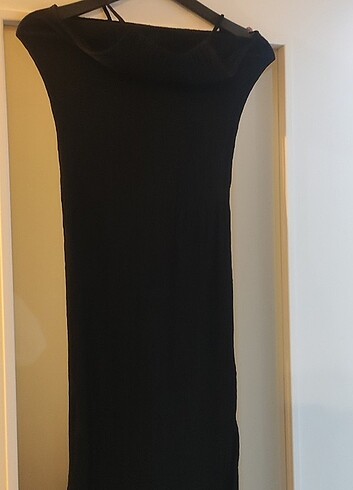 Siyah yırtmaçlı likralı elbise 