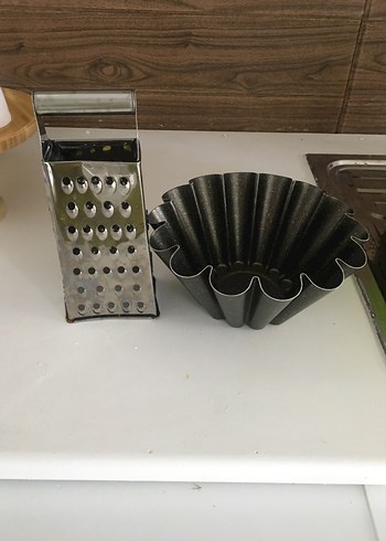 Siyah Kek Kalıbı ve Gri Rende