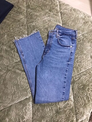 Paçası yırtmaçlı jean