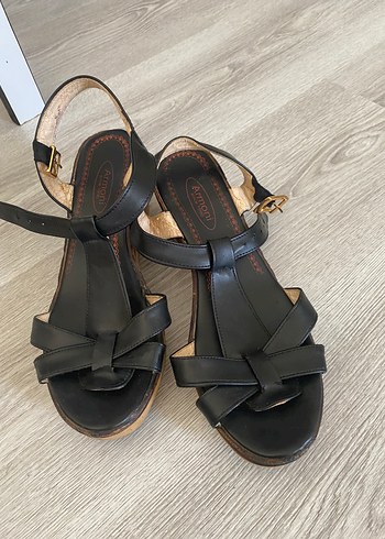 Siyah Dolgu Topuklu Tokalı Kadın Sandalet