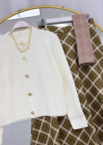 Siyah Düğmeli İnce Triko Hırka ve Ekose Midi Etek - Görsel 4