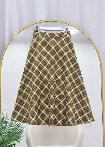 Siyah Düğmeli İnce Triko Hırka ve Ekose Midi Etek - Görsel 13