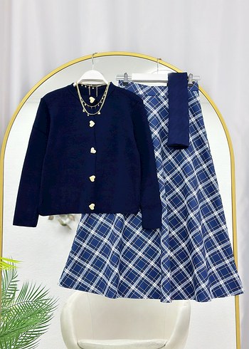 Siyah Düğmeli İnce Triko Hırka ve Ekose Midi Etek - Görsel 8