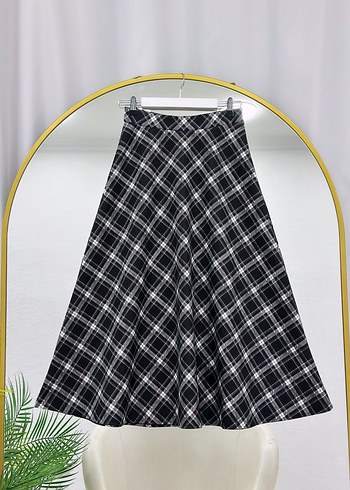 Siyah Düğmeli İnce Triko Hırka ve Ekose Midi Etek - Görsel 12