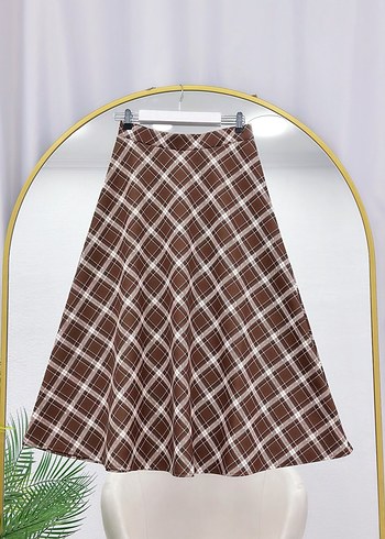 Siyah Düğmeli İnce Triko Hırka ve Ekose Midi Etek - Görsel 14