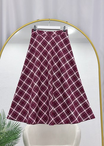 Siyah Düğmeli İnce Triko Hırka ve Ekose Midi Etek - Görsel 10