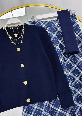 Siyah Düğmeli İnce Triko Hırka ve Ekose Midi Etek - Görsel 2