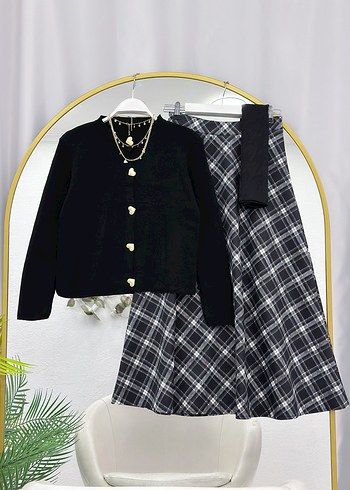 Siyah Düğmeli İnce Triko Hırka ve Ekose Midi Etek - Görsel 9