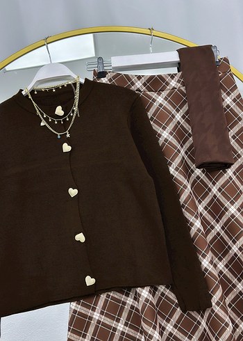 Siyah Düğmeli İnce Triko Hırka ve Ekose Midi Etek - Görsel 7