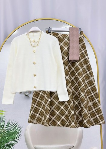 Siyah Düğmeli İnce Triko Hırka ve Ekose Midi Etek - Görsel 11