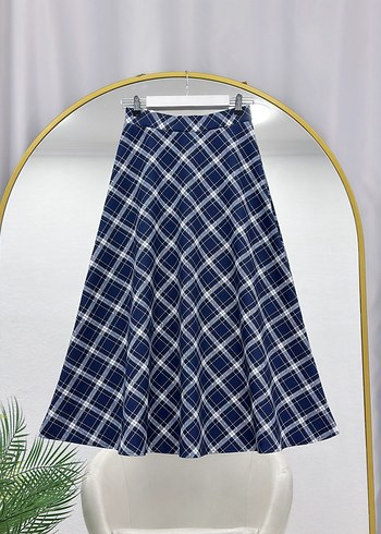 Siyah Düğmeli İnce Triko Hırka ve Ekose Midi Etek - Görsel 15