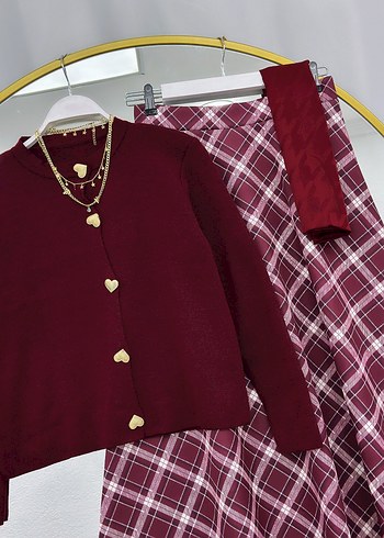 Siyah Düğmeli İnce Triko Hırka ve Ekose Midi Etek - Görsel 3