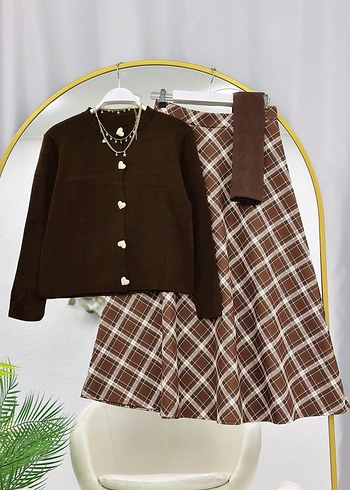 Siyah Düğmeli İnce Triko Hırka ve Ekose Midi Etek - Görsel 6