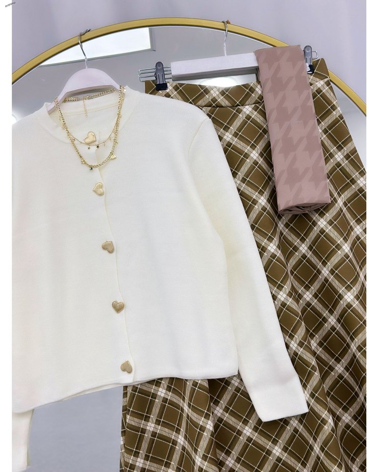 Siyah Düğmeli İnce Triko Hırka ve Ekose Midi Etek - Görsel 4