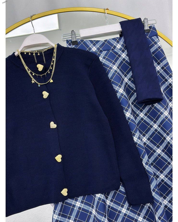 Siyah Düğmeli İnce Triko Hırka ve Ekose Midi Etek - Görsel 2