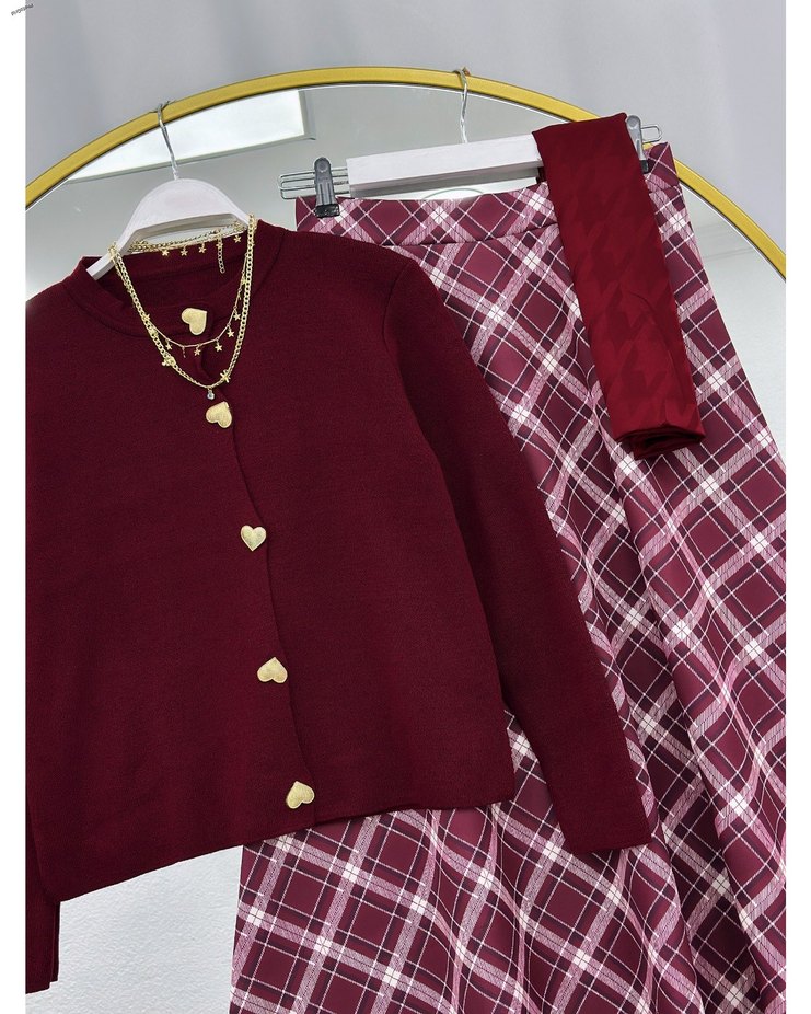 Siyah Düğmeli İnce Triko Hırka ve Ekose Midi Etek - Görsel 3