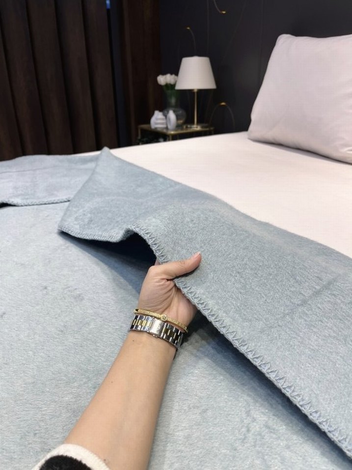 Pastel Beyaz Düz Yatak Örtüsü - Görsel 2