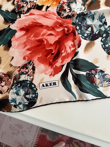 Aker aker çiçekli eşarp