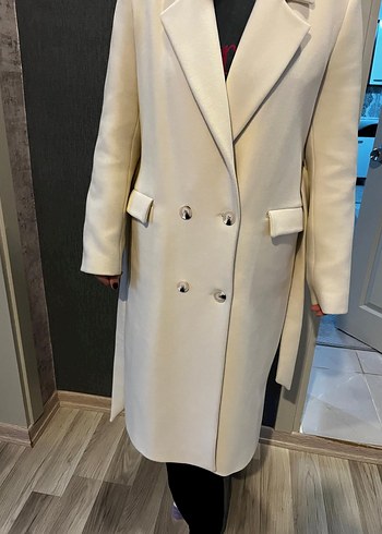 Beyaz Uzun Düğmeli Kadın Kaban - Görsel 2