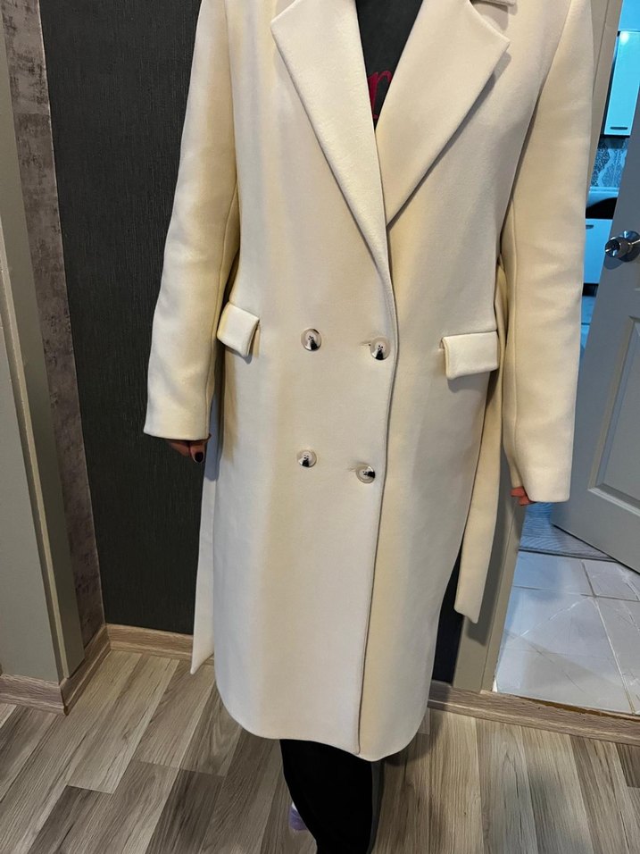 Beyaz Uzun Düğmeli Kadın Kaban - Görsel 2