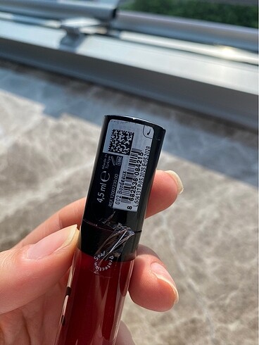 Beden Flormar extra shine lip gloss 002 bordeaux