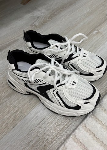 Nike Beyaz Siyah Bağcıklı Kadın Spor Ayakkabı