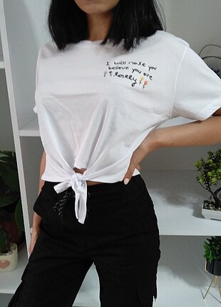 Belden bağlamalı beyaz tshirt