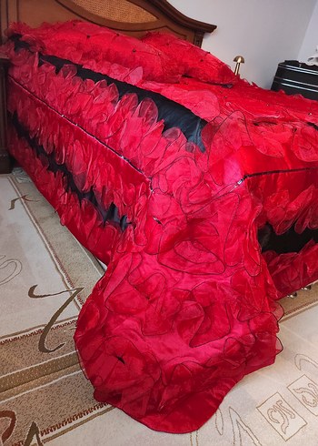 Kırmızı Nakışlı Organze kumaştan Yatak Örtüsü - Görsel 2