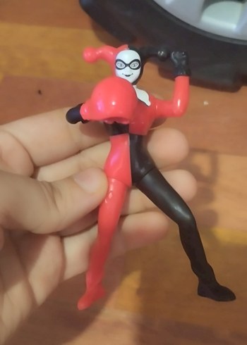 Kırmızı-Siyah Harley Quinn Aksiyon Figürü