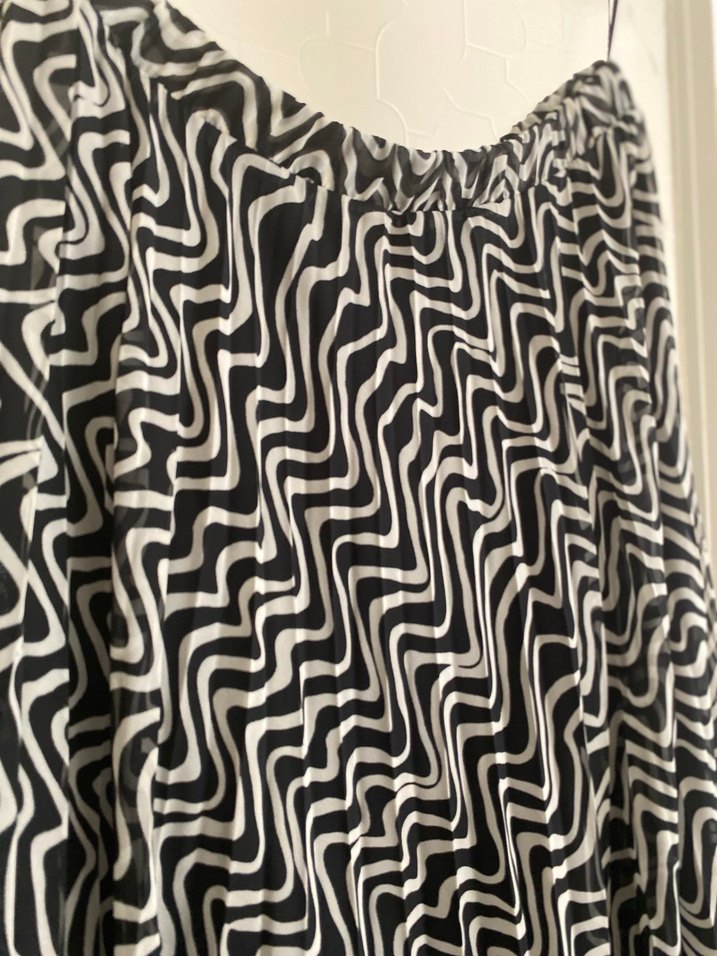 Zebra Desenli Uzun Pilili Siyah Etek - Görsel 2