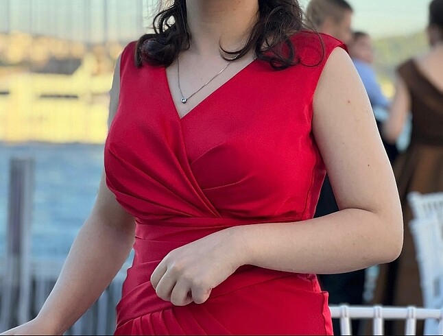 36 Beden Kırmızı Yırtmaçlı Gece Elbisesi